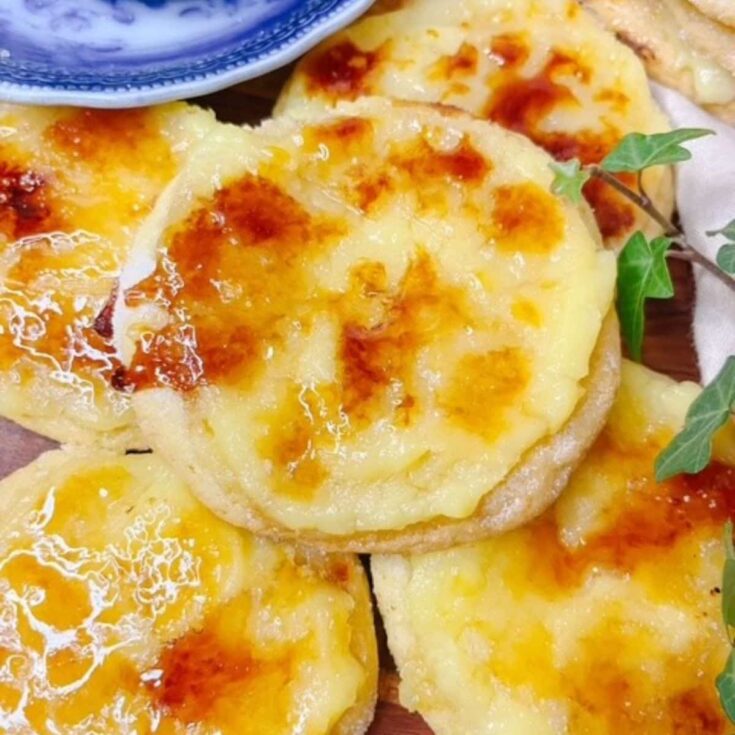 creme brulee cookies ready with ivy and tea cup