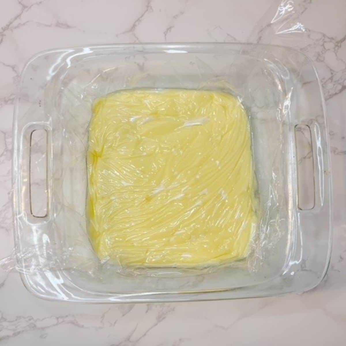 Add a plastic layer to the top of the pastry cream