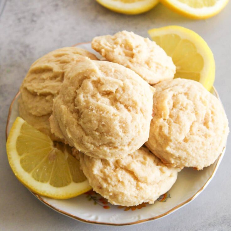 Several lemon cookies with fresh lemon slices!