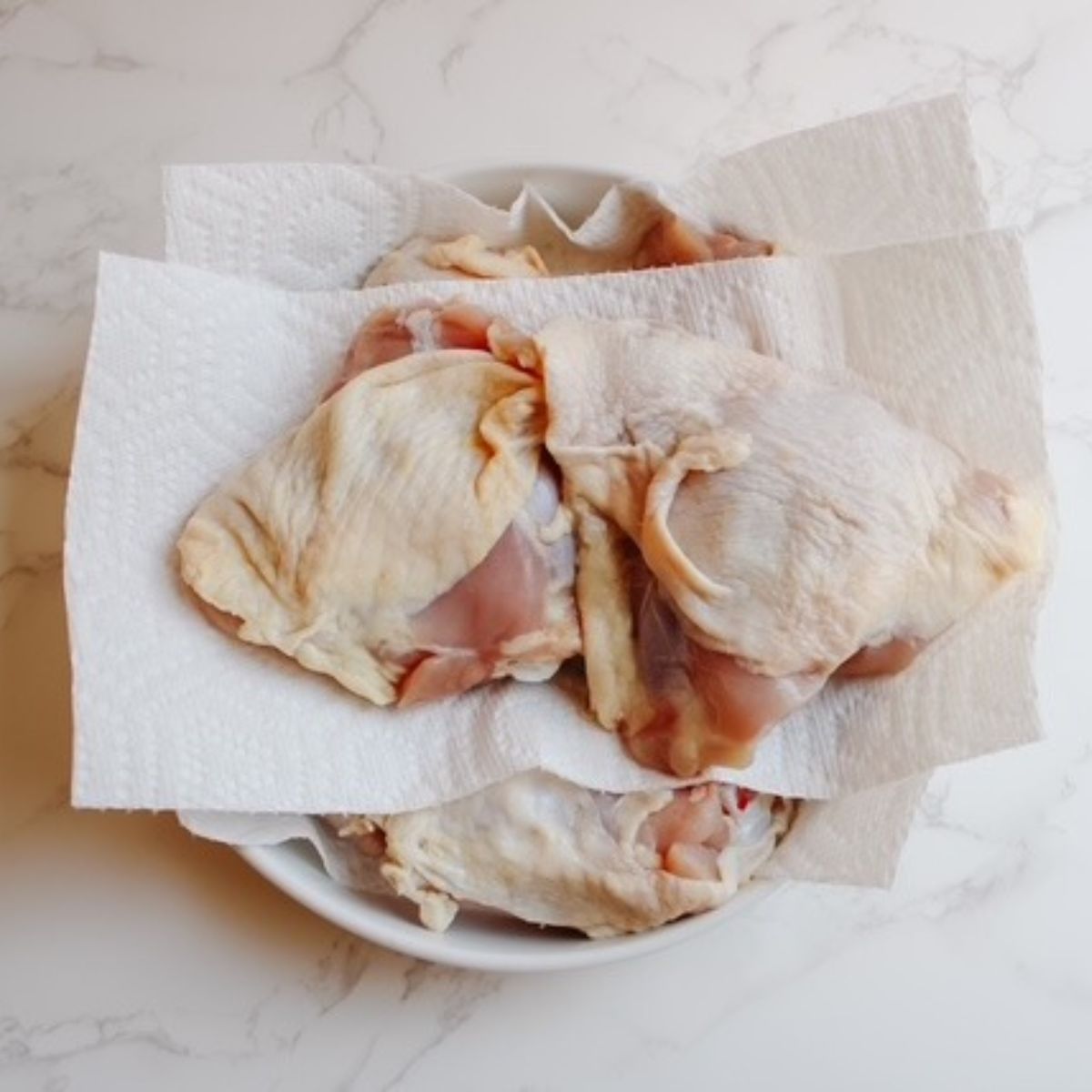 dry chicken thighs with paper towels