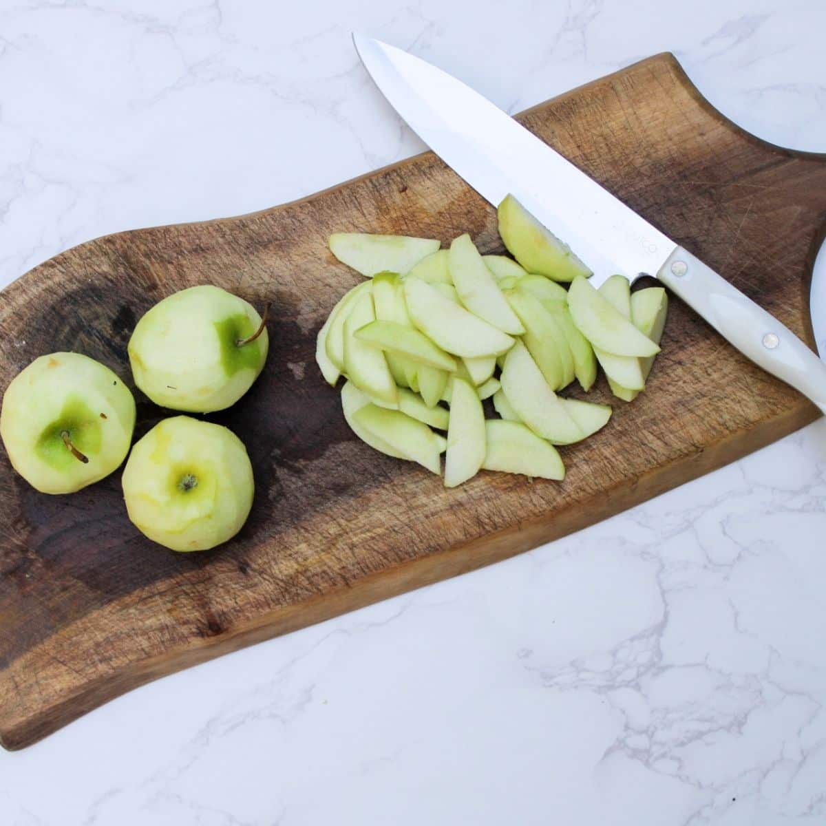 Peel and slice 6 Granny Smith apples.